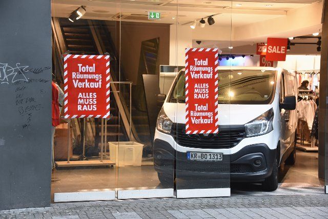 17 February 2022, North Rhine-Westphalia, Cologne: Sign for the clearance sale "Everything must go" at a branch of the fashion chain Crazy Fashion & Style. Photo: Horst Galuschka\/dpa