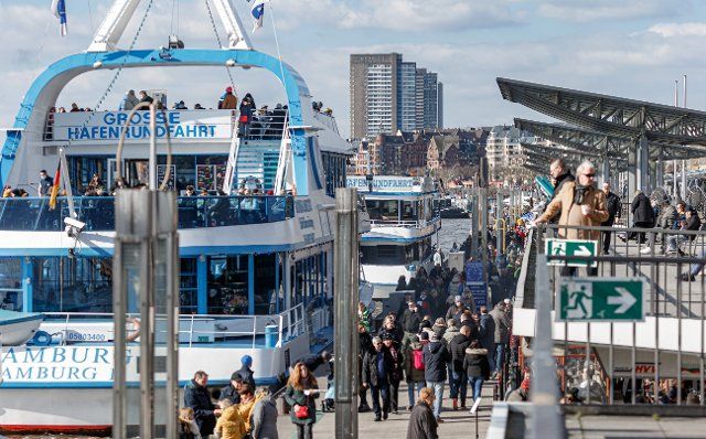 06 March 2022, Hamburg: Harbor cruise ships are ready to depart from the Landungsbrücken. Photo: Markus Scholz\/dpa\/picture alliance\/dpa | Markus Scholz