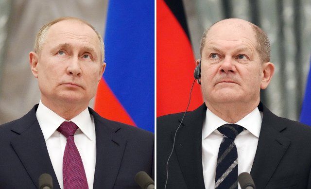 15 February 2022, Russia, Moskau: KOMBO - German Chancellor Olaf Scholz (SPD, r) and Russian President Vladimir Putin look up after several hours of one-on-one talks at a joint press conference. Photo: Kay Nietfeld\/dpa