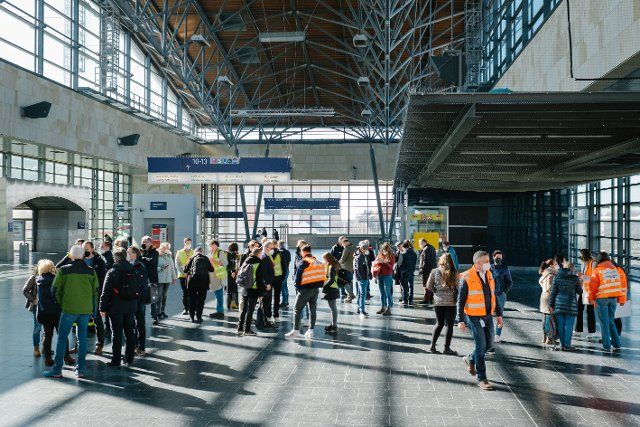 10 March 2022, Lower Saxony, Hanover: Interpreters and helpers stand at the Hannover Messe train station. Around 600 to 650 refugees from Ukraine arrive at Hannover Messe on a special train. Photo: Ole Spata\/dpa