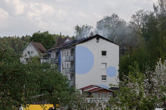 03 May 2022, Bavaria, Coburg: Smoke rises from the roof truss of an apartment building that caught fire in the Wüstenahorn district. A police spokesman said that there were no injuries. All residents were apparently able to leave the house under their own power. Photo: Daniel Vogl\/dpa