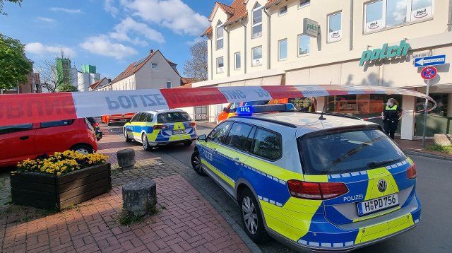 03 May 2022, Lower Saxony, Burgdorf: Police emergency vehicles stand at the cordoned-off scene where a woman was killed by a man with a knife. The 35-year-old died at the scene despite resuscitation, a police spokeswoman said. The alleged perpetrator - a 37-year-old - had surrendered to police. Photo: ---\/TNN\/dpa