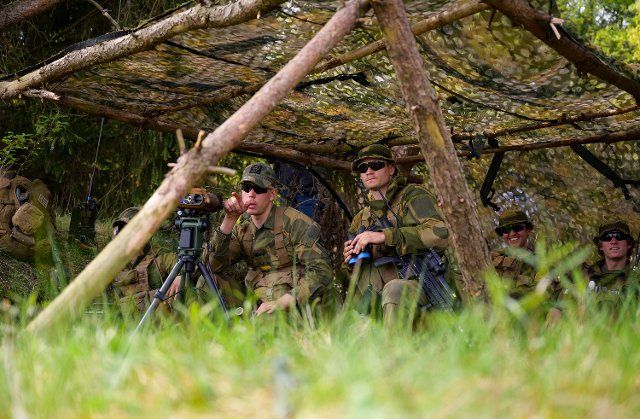 10 May 2022, Lower Saxony, Munster: A Norwegian artillery observer works during exercise "Wettiner Heide". Photo: Philipp Schulze\/dpa