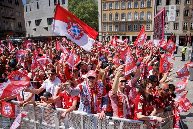 15 May 2022, Bavaria, Munich: Numerous FC Bayern Munich fans celebrate the German soccer championship on Marienplatz in front of the city hall. FC Bayern München has won the German Bundesliga soccer championship for the tenth time in a row. Photo: Matthias Balk\/dpa