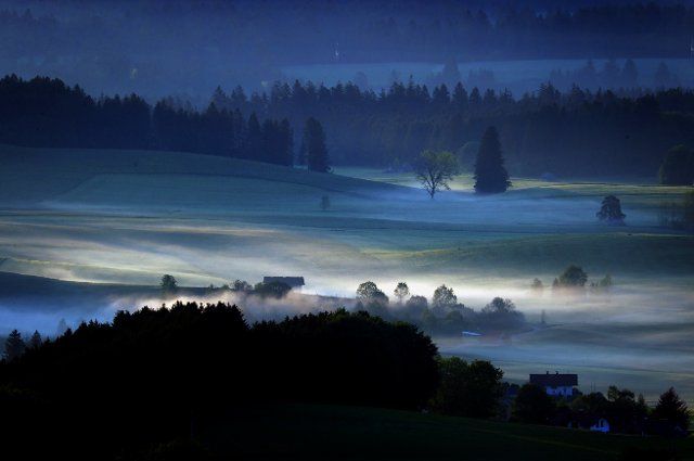 19 May 2022, Bavaria, Bernbeuren: Fog on a meadow lies in the light of the rising sun. Photo: Karl-Josef Hildenbrand\/dpa