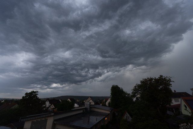 19 May 2022, Bavaria, Rattelsdorf: A thundercloud passes over the village. The German Weather Service (DWD) expects temperatures of up to 32 degrees during the day and strong thunderstorms in the evening hours for parts of Bavaria on Friday. Photo: Nicolas Armer\/dpa