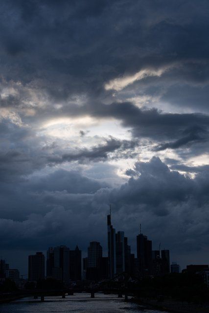 23 May 2022, Hessen, Frankfurt\/Main: Dark rain clouds pass over Frankfurt\