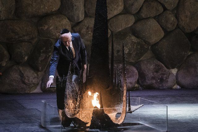 24 May 2022, Israel, Jerusalem: Dietmar Woidke, Member of the German Bundesrat and former Minister President of Brandenburg, attends a memorial ceremony in the Hall of Remembrance during a visit to the Yad Vashem Holocaust Memorial museum. Photo: Ilia Yefimovich\/dpa