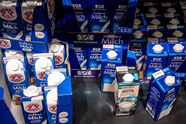 23 May 2022, Bremen: ILLUSTRATION - Shelf-stable milk is sold in a supermarket. Photo: Sina Schuldt\/dpa
