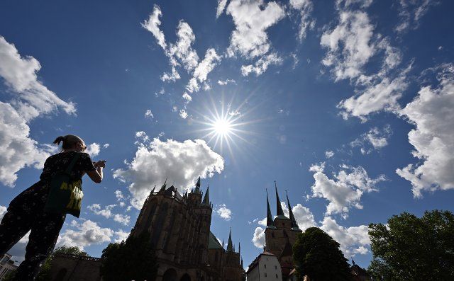 25 May 2022, Thuringia, Erfurt: Clouds drift over St. Mary\
