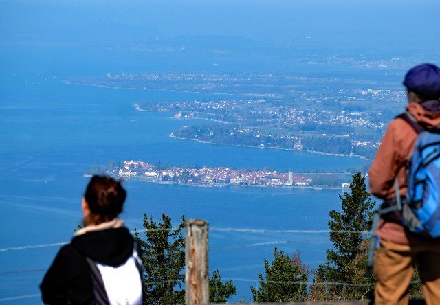 21 April 2022, Austria, Bregenz: Tourists look from Mount PfÃ¤nder near Bregenz (Austria) across Lake Constance to the island of Lindau (Bavaria). Photo: Bernd WeiÃŸbrod\/dpa