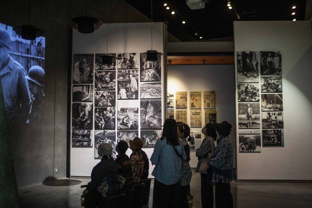 27 April 2022, Israel, Jerusalem: People visit an exhibition in the Yad Vashem museum on Holocaust Remembrance Day. Photo: Ilia Yefimovich\/dpa