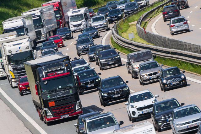18 June 2022, Bavaria, Irschenberg: Trucks and cars returning to Bavaria at the end of the Whitsun vacations are at times traveling at walking pace on the A8 freeway near Irschenberg. Photo: Peter Kneffel\/dpa