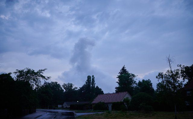 20 June 2022, Brandenburg, Treuenbrietzen: Smoke billows on Monday over the forest area near Treuenbriezen. Photo: Annette Riedl\/dpa