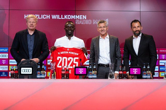 22 June 2022, Bavaria, Munich: Soccer: Bundesliga, presentation of Sadio Mane at the Allianz Arena, Oliver Kahn (l-r), CEO of FC Bayern München AG, Sadio Mane, Herbert Hainer, president of Munich, and Hasan Salihamidzic, sports director of Munich, stand together for a photo after the presentation with a jersey. After reaching an agreement with Liverpool FC, the 30-year-old goal-scorer signed a three-year contract with the German soccer record champions until June 30, 2025. Photo: Sven Hoppe\/dpa