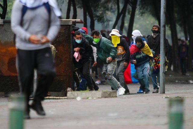 22 June 2022, Ecuador, Quito: Indigenous demonstrators clash with police during a protest against President Lasso\