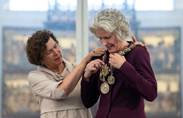 23 June 2022, Saxony, Leipzig: The new Rector of the University of Leipzig, Eva Inés Obergfell (r), receives the chain of office from her predecessor Beate Schücking during the ceremonial investiture in the Paulinum of the University of Leipzig. Obergfell had already taken office as rector on April 1. Now followed the ceremonial investiture. This makes the 50-year-old law professor the second woman to head Leipzig University, which is over 600 years old. Photo: Hendrik Schmidt\/dpa