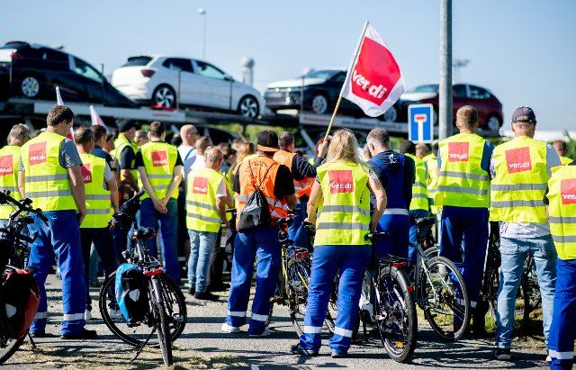 23 June 2022, Lower Saxony, Emden: Employees strike in front of the port area in the seaport of Emden. Photo: Hauke-Christian Dittrich\/dpa