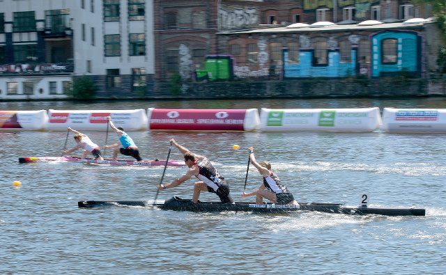 23 June 2022, Berlin: Canoe: German championship, canoe two-man, parallel sprint, mixed. Lisa Jahn and Tim Hecker from Berlin (top) are racing for third place against the boat from Potsdam (bottom) with Selina Gerchel and Sebastian Brendel. Photo: Paul Zinken\/dpa