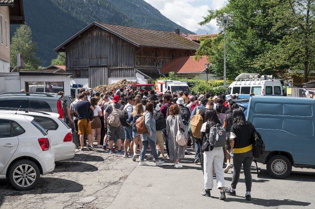 25 June 2022, Bavaria, Oberau: Deutsche Bahn passengers have to wait at a police barricade at Oberau station until the rail replacement service is ready. Germany is hosting the G7 summit (June 26-28, 2022) of economically strong democracies. Photo: Daniel Vogl\/dpa