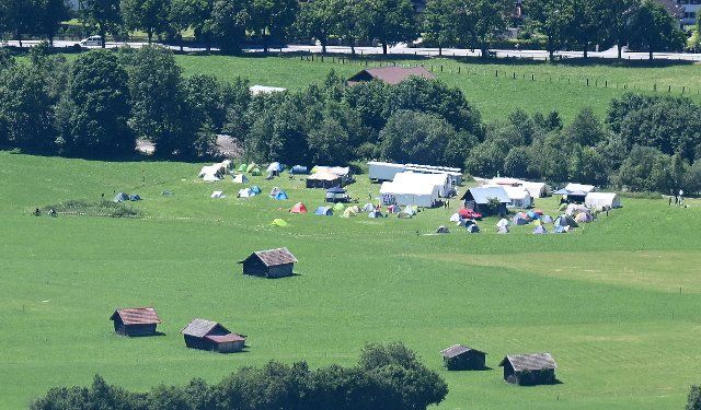 25 June 2022, Bavaria, Garmisch-Partenkirchen: There is still plenty of free space for tents at the action camp of the "Stop G7 Elmau" alliance. Germany is hosting the G7 summit (June 26-28) of economically strong democracies. Photo: Angelika Warmuth\/dpa