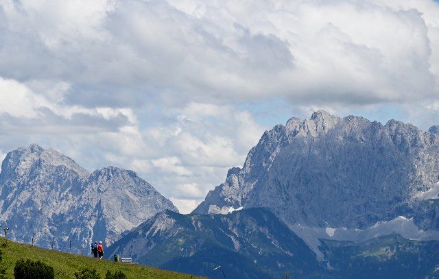 25 June 2022, Bavaria, Garmisch-Partenkirchen: Tourists enjoy the peace and quiet on the mountain during the summit days; the peaks of the Karwendel can be seen in the background. Germany is hosting the G7 summit (June 26-28) of economically strong democracies. Photo: Angelika Warmuth\/dpa