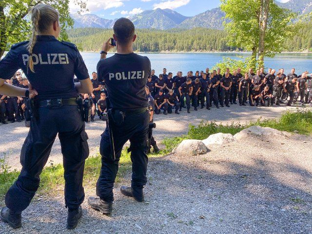 25 June 2022, Bavaria, Garmisch-Partenkirchen: Bremen police officers gather for a group photo at the Eibsee in their "free time". The police officers are on duty at the G7 summit. Germany is hosting the G7 summit (June 26-28) of economically strong democracies. Photo: Britta Schultejans\/dpa