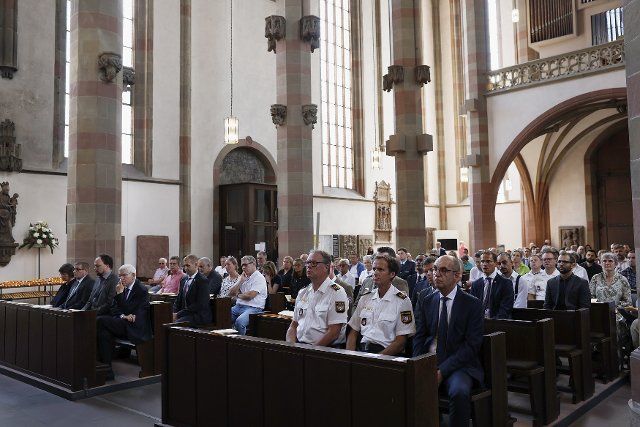 25 June 2022, Bavaria, Würzburg: Ecumenical memorial service in the Marienkapelle. One year after the fatal knife attack by a man who was probably mentally ill on people unknown to him in Würzburg, citizens of the Main city remembered the victims. Photo: Heiko Becker HMB Media\/dpa