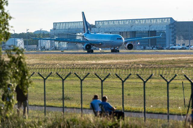 25 June 2022, Bavaria, Munich: An Airbus A330-200 carrying French President Macron taxis at Munich Airport. Germany is hosting the G7 summit of economically strong democracies. On the first day of the summit, the global economic situation, climate protection and foreign and security policy with the sanctions against Russia will be discussed. Photo: Armin Weigel\/dpa