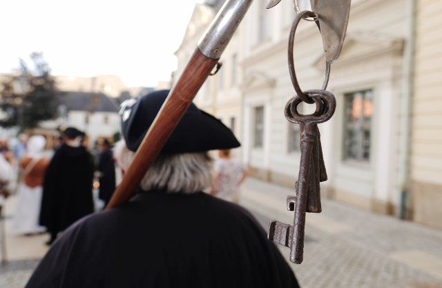 25 June 2022, Saxony, Plauen: Hans Joachim Paschke from Meisenheim, representative of the Guild of Night Watchmen, Doormen and Figures e.V., has a bunch of keys on his halberd. About 40 participants from Germany and Austria met in the Vogtland town at the weekend. Photo: Sebastian Willnow\/dpa