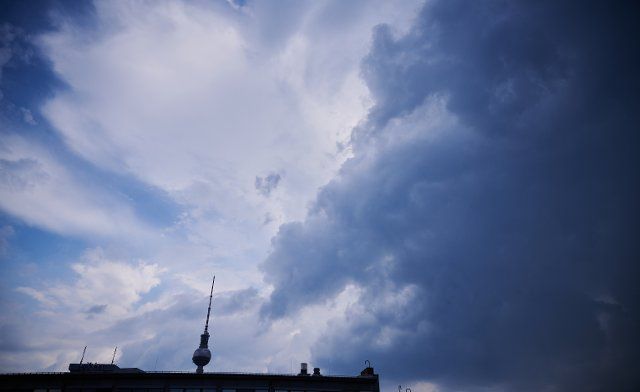 25 June 2022, Berlin: Dark clouds move in the direction of the TV tower. Sultry heat prevails in Berlin on the weekend. Photo: Annette Riedl\/dpa