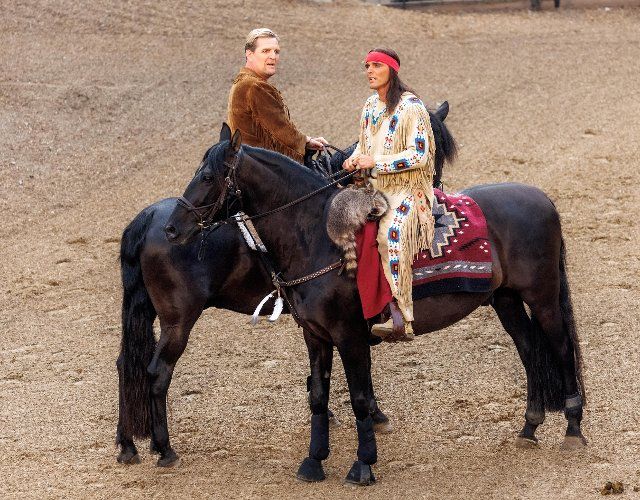 25 June 2022, Schleswig-Holstein, Bad Segeberg: Actors Sascha Gluth (l) as Old Shatterhand and Sascha Hödl as Winnetou ride at the premiere of "Der Ölprinz" at the Karl May Spiele on the open-air stage at Kalkberg. Photo: Markus Scholz\/dpa