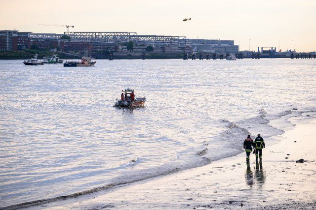 25 June 2022, Hamburg: Several emergency boats of the fire department and police as well as a helicopter search for a boy on the Elbe. A 13-year-old non-swimmer drowned in the Elbe in Hamburg-Nienstedten on Saturday evening. Photo: Jonas Walzberg\/dpa