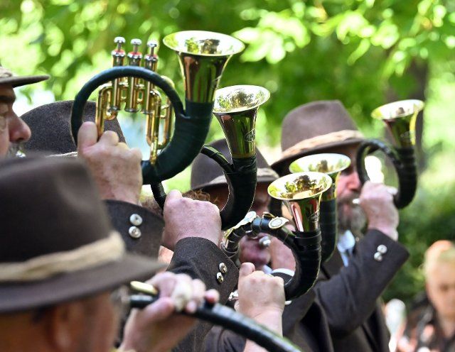26 June 2022, Baden-Wuerttemberg, Karlsruhe: At the Landesbläsertreffen Baden-Württemberg, the Markdorf hunting horn band plays at the castle. Around 600 hunting horn blowers from all over Baden-Württemberg take part in the state competition. Photo: Uli Deck\/dpa