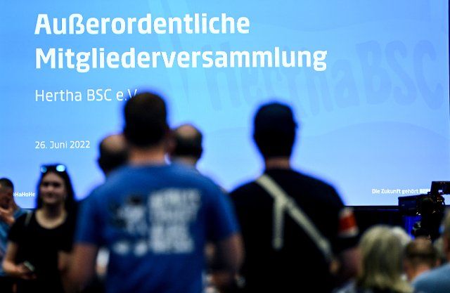 26 June 2022, Berlin: Soccer: Bundesliga. Members come to the extraordinary general meeting of the soccer club Hertha BSC. Photo: Britta Pedersen\/dpa