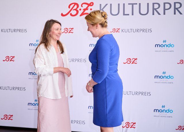 26 June 2022, Berlin: Franziska Giffey (l, SPD), Governing Mayor of Berlin, and Ukrainian director Maryna Er Gorbach come to Kino International for the B.Z. Culture Award 2022. Er Gorbach is being honored for her visually powerful film "Klondike," about the war in the eastern Ukrainian region of Donetsk in 2014. Photo: Annette Riedl\/dpa