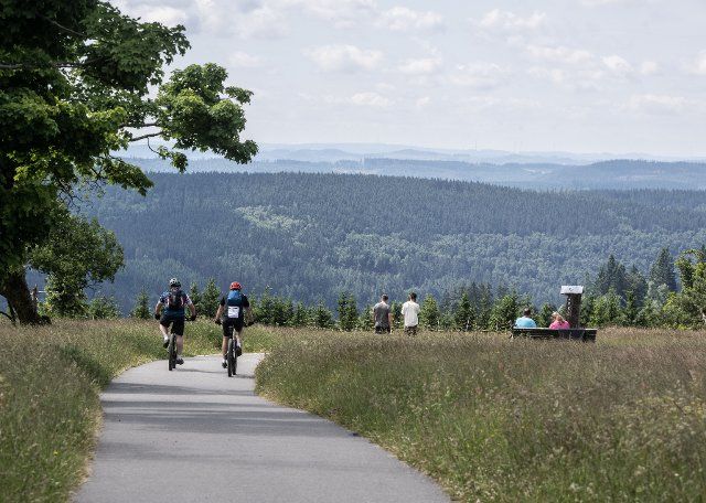 26 June 2022, North Rhine-Westphalia, Winterberg: Excursionists are on the Kahler Asten, the second highest mountain in North Rhine-Westphalia. Photo: Bernd Thissen\/dpa