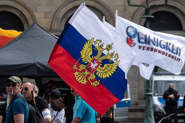 26 June 2022, Lower Saxony, Hanover: Supporters in the Russia-Ukraine war demonstrate with flags on the Opernplatz. On Sunday in Hanover are planned demonstration and counter-demonstration on the Russia-Ukraine war. Photo: Swen Pförtner\/dpa