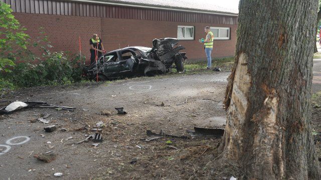 26 June 2022, Lower Saxony, Drebber: Police officers record an accident involving a passenger car. In a serious traffic accident in the Diepholz district, two 18-year-olds were seriously injured, one of them critically. According to the police, an 18-year-old lost control of his car early Sunday morning, left the roadway and crashed into a tree almost without braking. Photo: Thomas Lindemann\/dpa