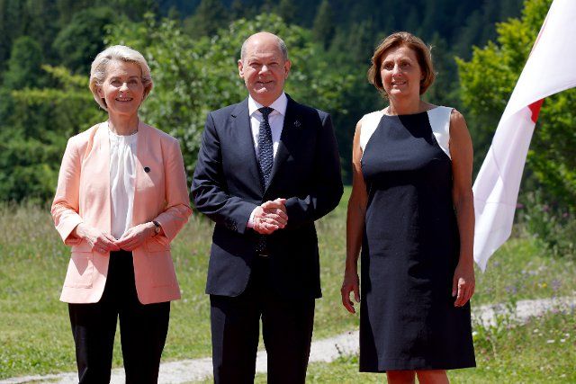 26 June 2022, Bavaria, Elmau: Ursula von der Leyen (l-r), President of the European Commission (EU), is welcomed to the G7 Summit at Schloss Elmau by German Chancellor Olaf Scholz (SPD) and Britta Ernst, Chancellor Scholz\