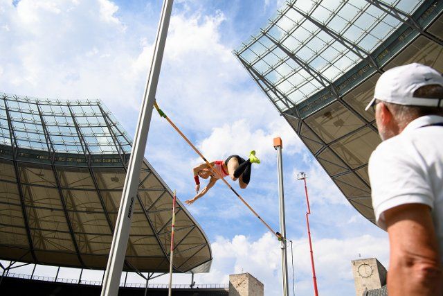 26 June 2022, Berlin: Athletics: German Championship, Decisions. Pole vault, women. Katharina Bauer, TSV Bayer 04 Leverkusen, during the vault. Bauer finished seventh in the competition. Photo: Soeren Stache\/dpa