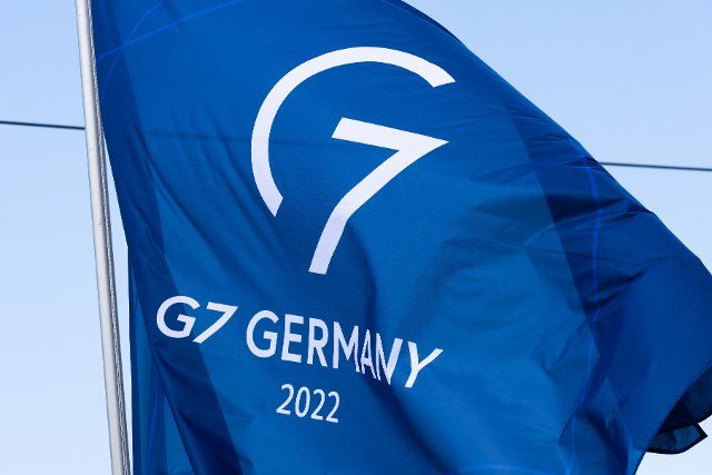 26 June 2022, Bavaria, Garmisch-Partenkirchen: A flag with the motif of the G7 summit flies in front of the international media center. Germany is hosting the G7 summit of economically strong democracies from June 26 to 28, 2022 at Schloss Elmau. On the first day of the summit, the global economic situation, climate protection and foreign and security policy with the sanctions against Russia will be discussed. Photo: Philipp von Ditfurth\/dpa
