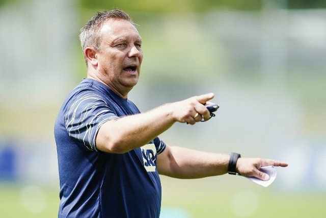 26 June 2022, Baden-Wuerttemberg, Zuzenhausen: Soccer: Bundesliga, Hoffenheim, training kick-off, training center. Hoffenheim coach Andre Breitenreiter gestures. Photo: Uwe Anspach\/dpa - IMPORTANT NOTE: In accordance with the requirements of the DFL Deutsche Fußball Liga and the DFB Deutscher Fußball-Bund, it is prohibited to use or have used photographs taken in the stadium and\/or of the match in the form of sequence pictures and\/or video-like photo series