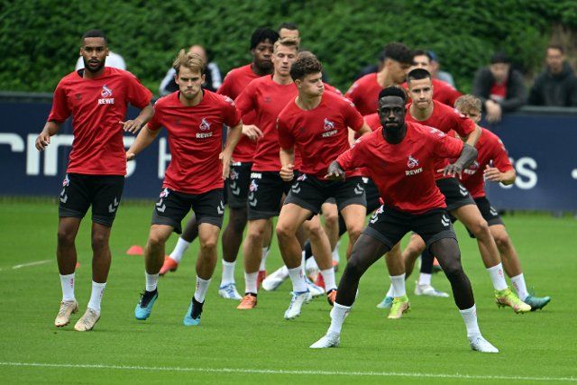27 June 2022, North Rhine-Westphalia, Cologne: Soccer: Bundesliga, Training kick-off 1. FC Köln, The players of the team warm up. Photo: Federico Gambarini\/dpa