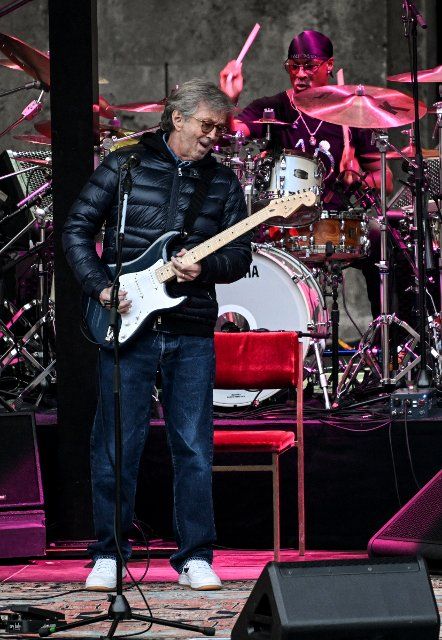 29 May 2022, Berlin: Musician Eric Clapton performs at the Waldbühne. Photo: Britta Pedersen\/dpa