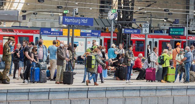 03 June 2022, Hamburg: Many travelers stand on a platform at the main train station. Following the launch of the 9-euro ticket, local public transport is facing its first test this Whitsun weekend. Photo: Georg Wendt\/dpa