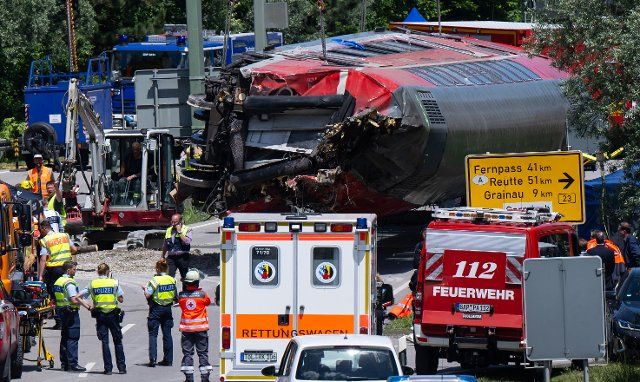 dpatop - 04 June 2022, Garmisch-Partenkirchen: Rescue teams today managed to lift one of the derailed carriages following Friday\