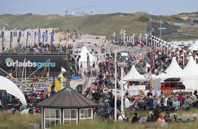 04 June 2022, Lower Saxony, Norderney: Visitors to the White Sands Festival on Norderney\