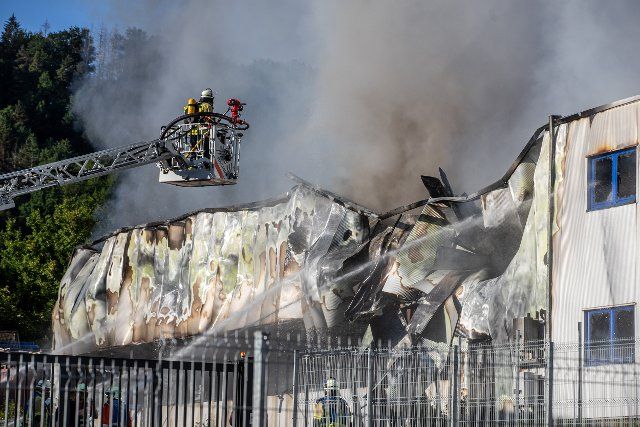 04 June 2022, Baden-Wuerttemberg, Fichtenberg: Firefighters extinguish the fire in a plastics plant. The property damage in the warehouse of the company in the district of Schwäbisch Hall "is likely to run into the millions", as the police announced on Saturday evening. According to the report, the cause of the fire was initially unclear. Photo: Simon Adomat\/VMD-images\/dpa