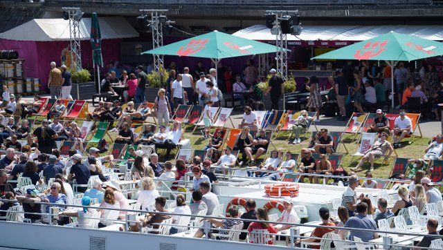 05 June 2022, Berlin: Numerous people enjoy the good Whitsun weather on and along the Spree. Photo: Jörg Carstensen\/dpa